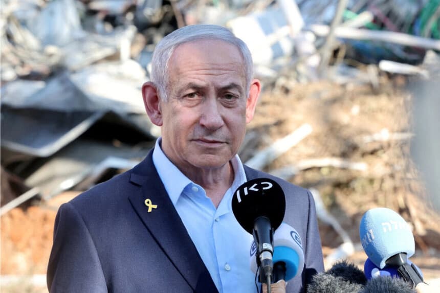 El primer ministro israelí, Benjamin Netanyahu, da una declaración durante una visita al sitio del Instituto de Ciencias Weizmann, que fue alcanzado por un bombardeo de misiles iraníes, en la ciudad central de Rehovot, Israel, el 20 de junio de 2025. (JACK GUEZ/Pool vía REUTERS/archivo)