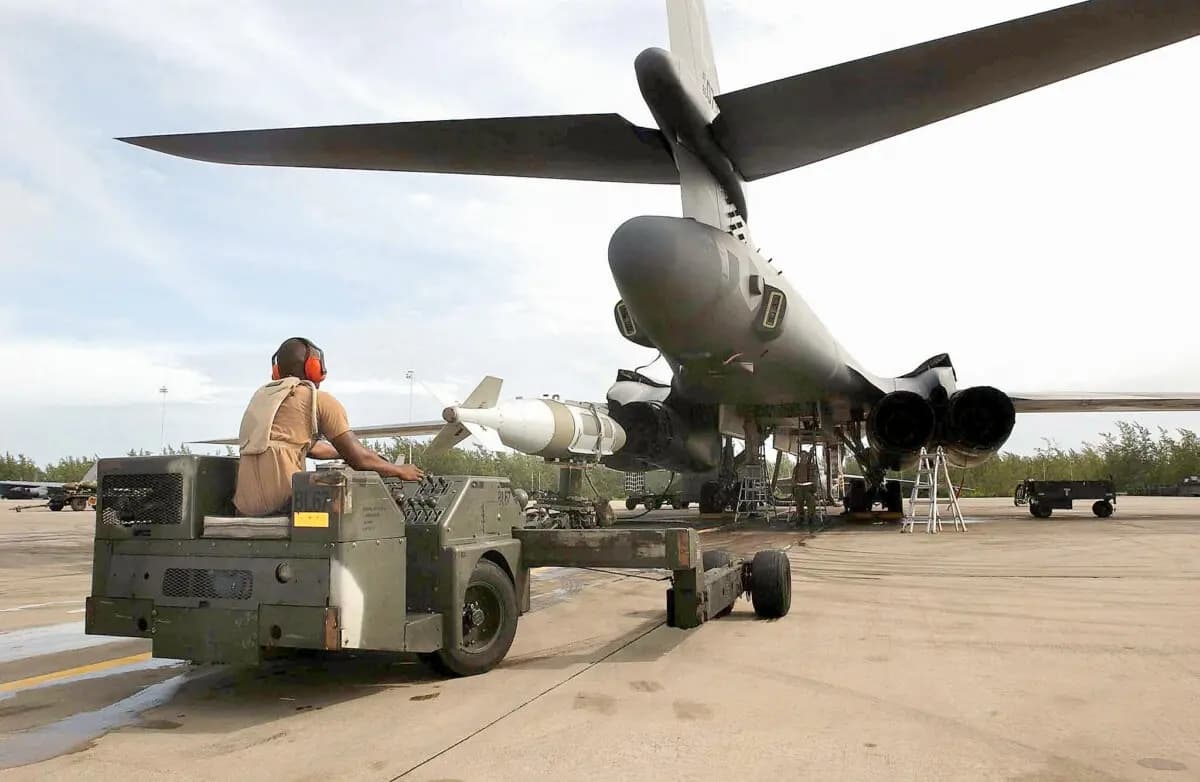 Un cargador de armas de la Fuerza Aérea de Estados Unidos entrega una bomba de 2000 libras para cargarla en un bombardero B1 en la base de Diego García, en las islas Chagos, el 22 de octubre de 2001. (USAF/DOD/AFP vía Getty Images)