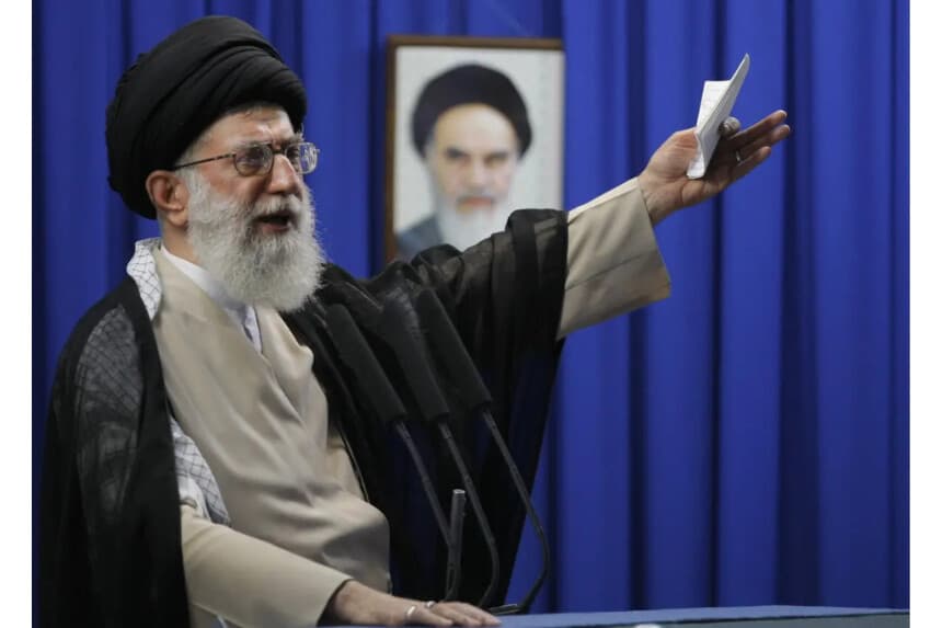 El líder supremo de Irán, el ayatolá Ali Jamenei, pronuncia el sermón de oración semanal de los viernes en la Universidad de Teherán el 19 de junio de 2009. (Behrouz Mehri/AFP vía Getty Images)