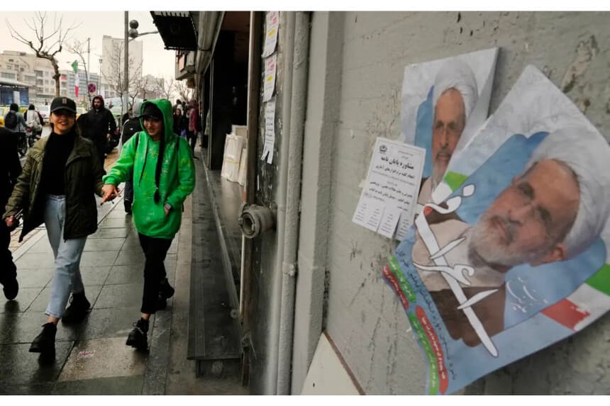Las mujeres pasan junto a los carteles electorales del ayatolá Alireza Arafi, candidato a las próximas elecciones altamente examinadas por el Estado de la Asamblea de Expertos, en Teherán, Irán, el 21 de febrero de 2024. (Foto AP/Vahid Salemi)