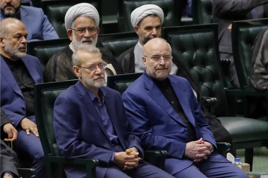 Ali Larijani, secretario del Consejo Supremo de Seguridad Nacional de Irán (izq.), y Mohammad Bagher Ghalibaf, presidente del Parlamento de Irán, en el Parlamento en Teherán, Irán, el 27 de mayo de 2024. (AFP via Getty Images)
