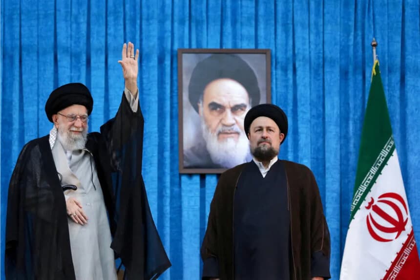 El nieto del ayatolá Ruhollah Khomeini, Hassan Khomeini, se encuentra junto al líder supremo de Irán, el ayatolá Ali Jamenei, durante el 36 aniversario de la muerte de Khomeini, el líder fundador de la República Islámica de Irán, en el santuario de Khomeini en el sur de Teherán, Irán, el 4 de junio de 2025. (Oficina del Líder Supremo de Irán/WANA/Handout via Reuters)