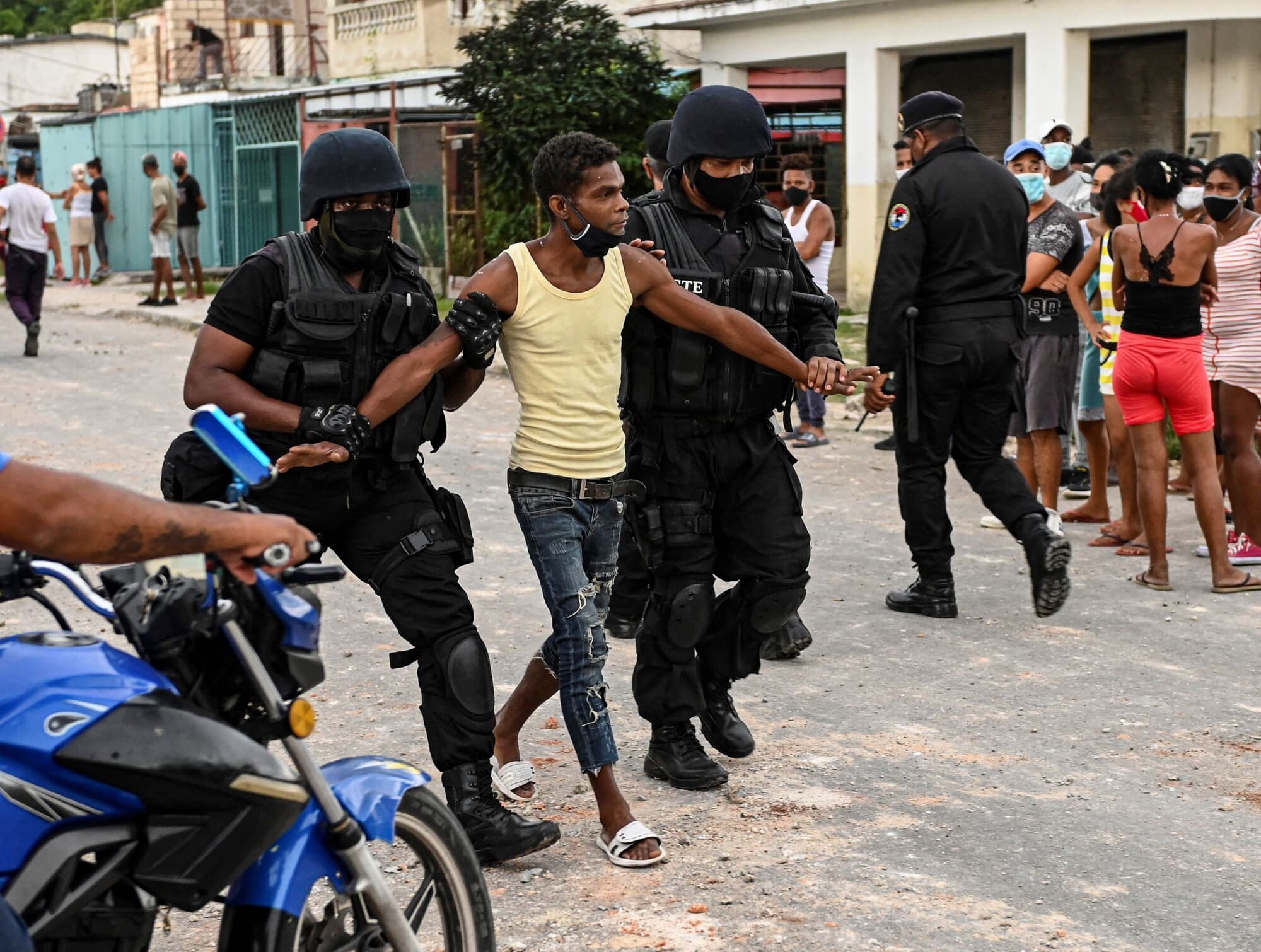 <em>Un hombre es detenido durante una manifestación contra el Gobierno del presidente Miguel Díaz-Canel en el municipio de Arroyo Naranjo, La Habana, el 12 de julio de 2021. (YAMIL LAGE/AFP vía Getty Images)</em>