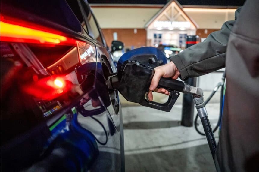 Un hombre pone gasolina en una gasolinera en Elkridge, Maryland, el 12 de noviembre de 2025.  (Madalina Kilroy/The Epoch Times)