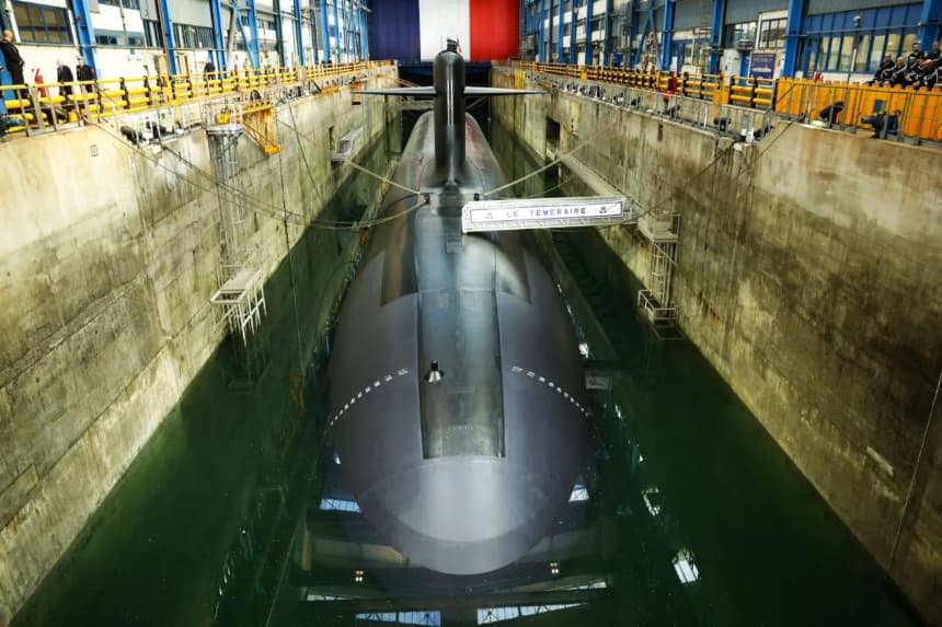 Un submarino de misiles balísticos de propulsión nuclear (SSBN) de la Armada francesa, "Le Temeraire", fotografiado durante la visita del presidente francés Emmanuel Macron a la base naval de submarinos nucleares de Ile Longue en Crozon, al noroeste de Francia, el 2 de marzo de 2026. (Yoan Valat/AFP a través de Getty Images)