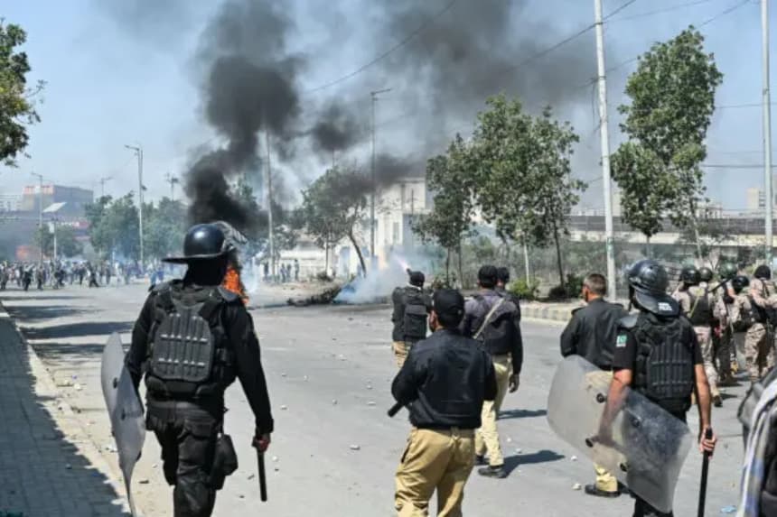 La policía lanza gases lacrimógenos contra musulmanes chiítas que protestan en solidaridad con el régimen iraní, frente al consulado estadounidense en Karachi, Pakistán, el 1 de marzo de 2026. (Asif Hassan/AFP vía Getty Images)
