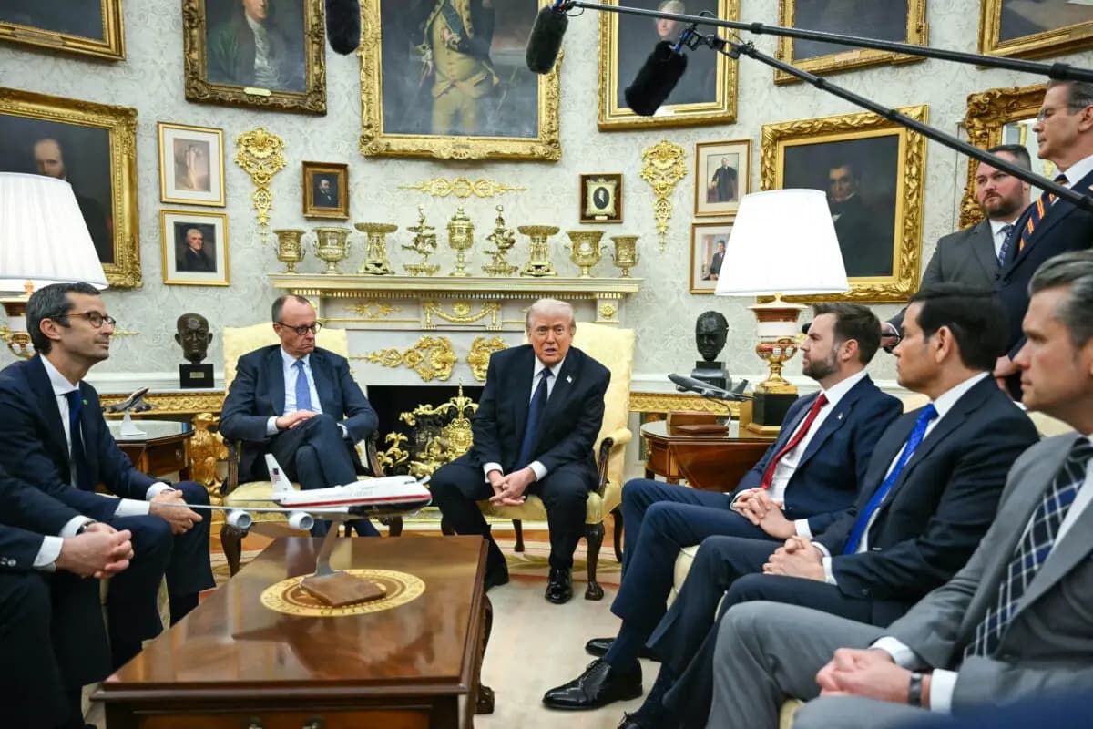 <em>El presidente de Estados Unidos, Donald Trump, habla durante una reunión con el canciller alemán, Friedrich Merz, en la Oficina Oval de la Casa Blanca el 3 de marzo de 2026. (ANDREW CABALLERO-REYNOLDS / AFP vía Getty Images)</em>