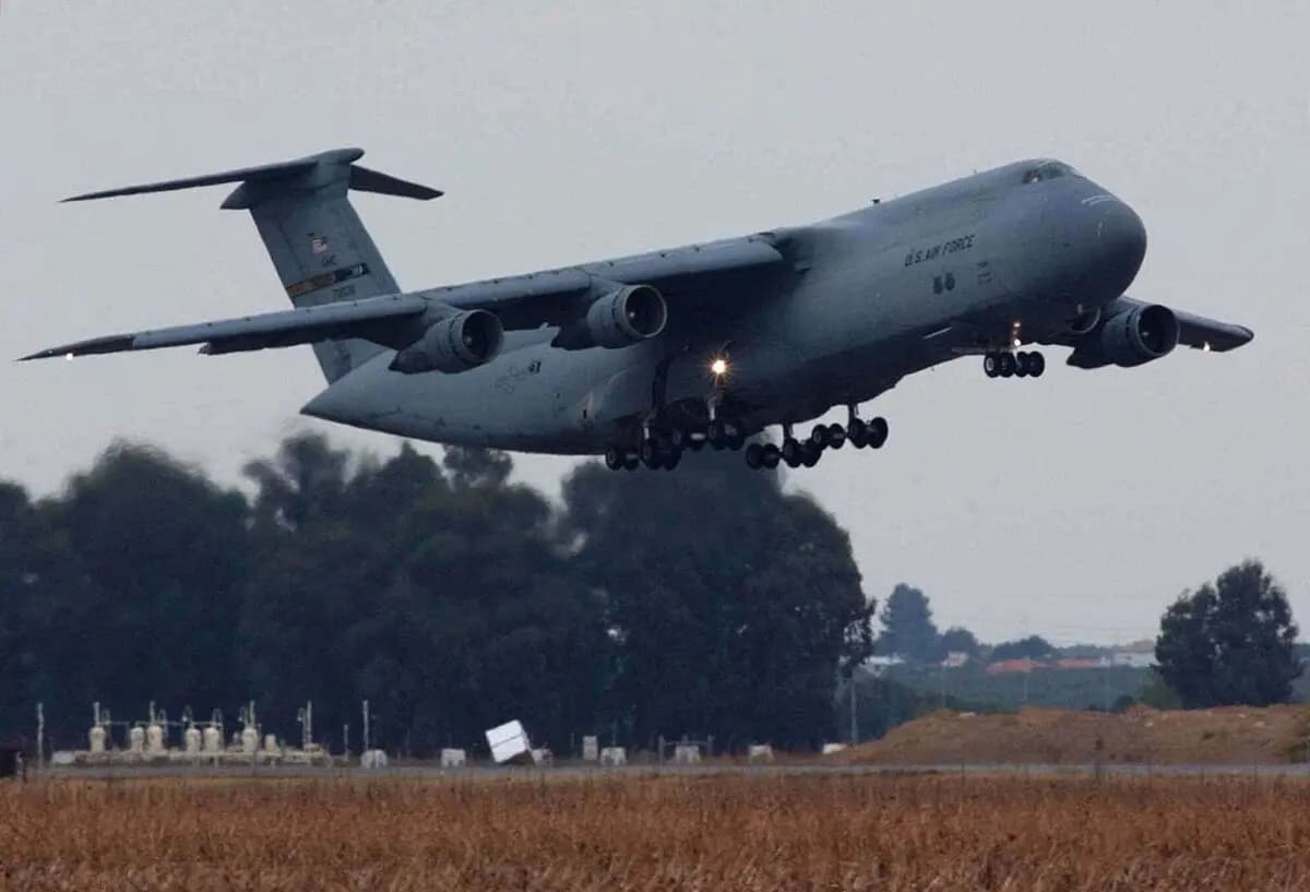 Un avión C-5 Galaxy de la Fuerza Aérea de Estados Unidos despega de la base aérea conjunta española y estadounidense de Morón, en el sur de España, el 28 de septiembre de 2001. (Cristina Quicler/AP).