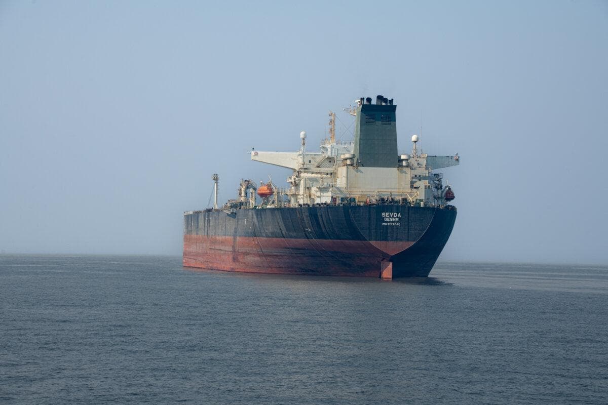 El petrolero iraní Sevda navega cerca de Bandar Asaluyeh, Irán, el 27 de enero de 2026. (AFP vía Getty Images)