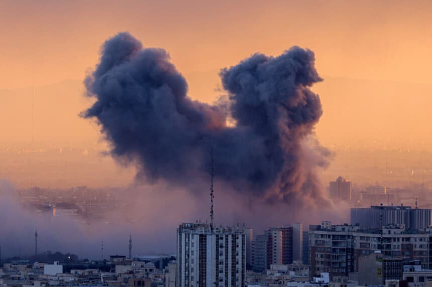 Una columna de humo se eleva tras un ataque contra la capital iraní, Teherán, el 3 de marzo de 2026. (ATTA KENARE / AFP a través de Getty Images).