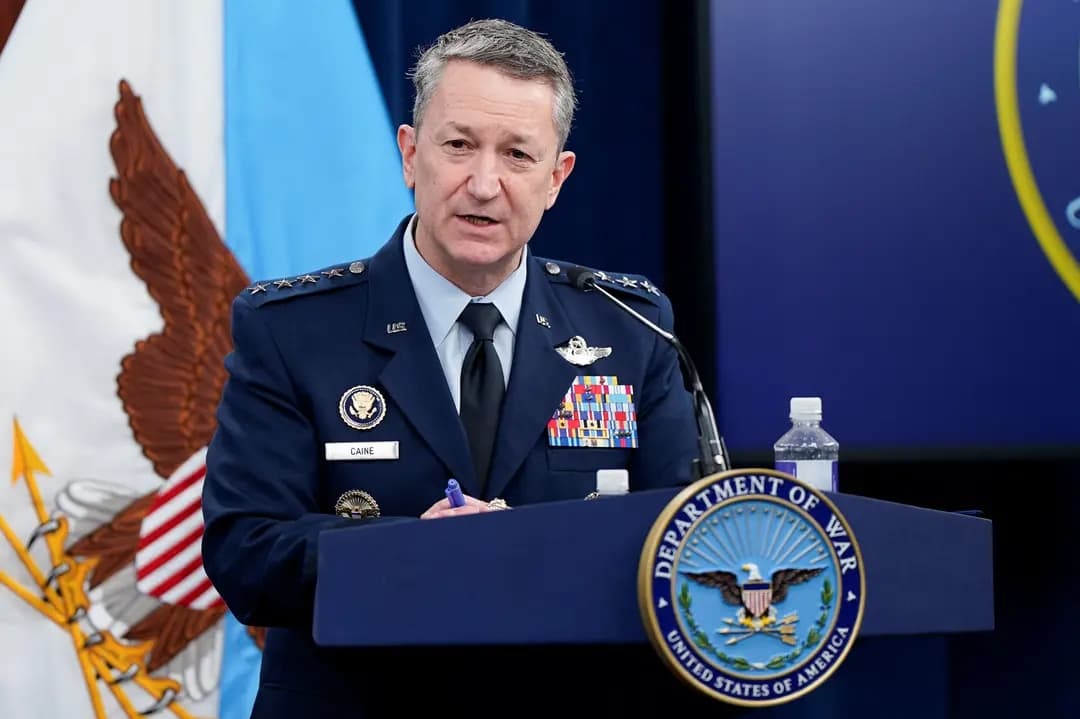 El presidente del Estado Mayor Conjunto, general Dan Caine, ofrece una rueda de prensa sobre el conflicto entre Estados Unidos e Israel con Irán, en el Pentágono, en Washington, el 2 de marzo de 2026. (Elizabeth Frantz/Reuters)