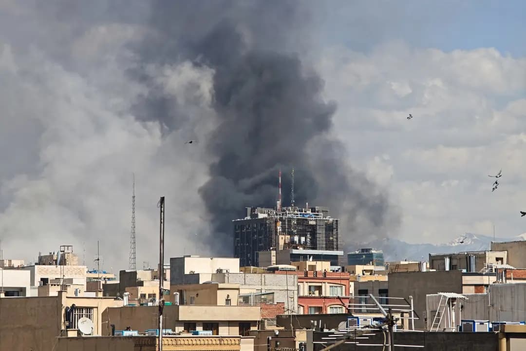 Columnas de humo se elevan sobre el horizonte tras las explosiones en Teherán, Irán, el 1 de marzo de 2026. (Majid Saeedi/Getty Images)