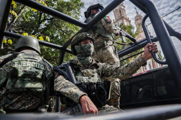 <em>Soldados mexicanos patrullan las calles de Culiacán, estado de Sinaloa, México, el 30 de enero de 2026. (Jesus Verdugo / AFP via Getty Images)</em>