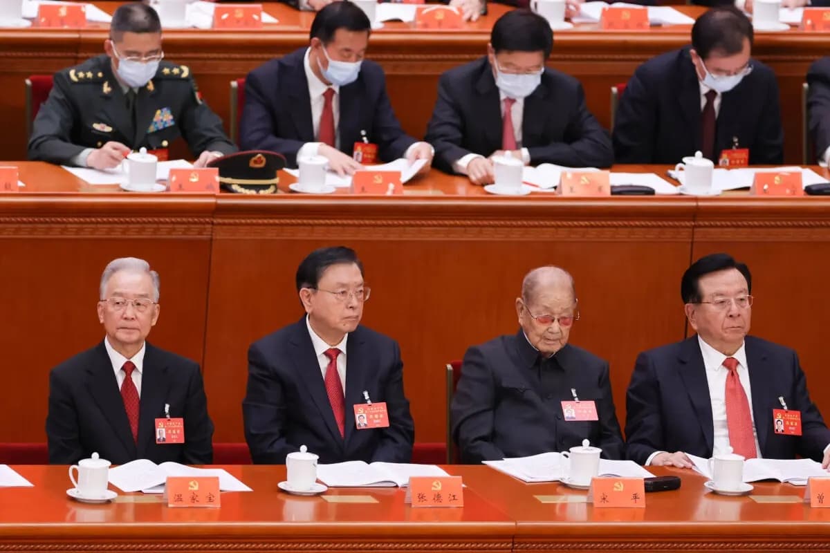 (R-2) El veterano del partido Song Ping, de 106 años, asiste a la sesión inaugural del XX Congreso Nacional del Partido Comunista Chino en el Gran Salón del Pueblo de Pekín el 16 de octubre de 2022. (Lintao Zhang/Getty Images)