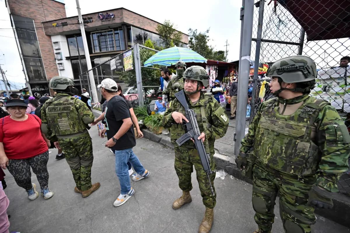 Personal militar patrulla un mercado mientras realiza controles de armas y drogas en Quito el 10 de febrero de 2026. (Rodrigo Buendia/AFP vía Getty Images)