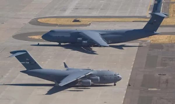 Un C-5 Galaxy y un C-17 Globemaster de la Fuerza Aérea de Estados Unidos en la pista de la base aérea de Travis, en Fairfield (California), el 17 de julio de 2008. (Saul Loeb/AFP a través de Getty Images)