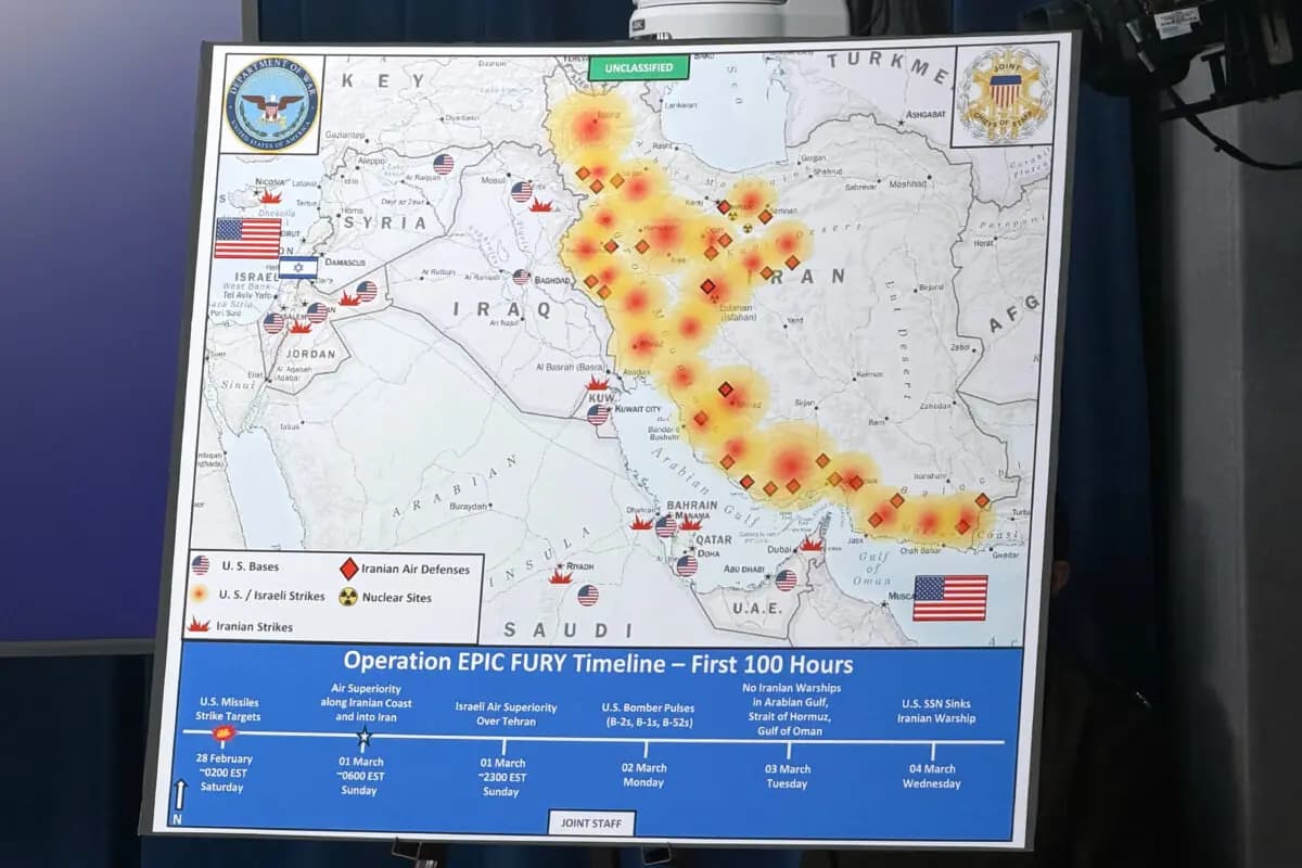 <em>Un mapa del Departamento de Guerra titulado "Cronología de la Operación Furia Épica: Primeras 100 horas" se muestra durante una conferencia de prensa con el secretario de Guerra, Pete Hegseth, y el jefe del Estado Mayor Conjunto, general Dan Caine, en el Pentágono, en Washington, el 4 de marzo de 2026. (Konstantin Toropin/Foto AP)</em>