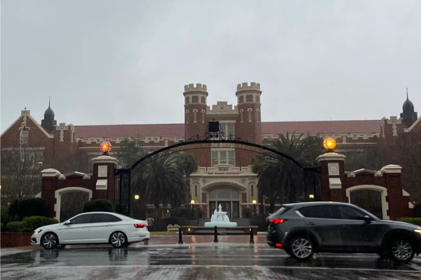 Universidades públicas de Florida suspenden la contratación de extranjeros con visados H-1B