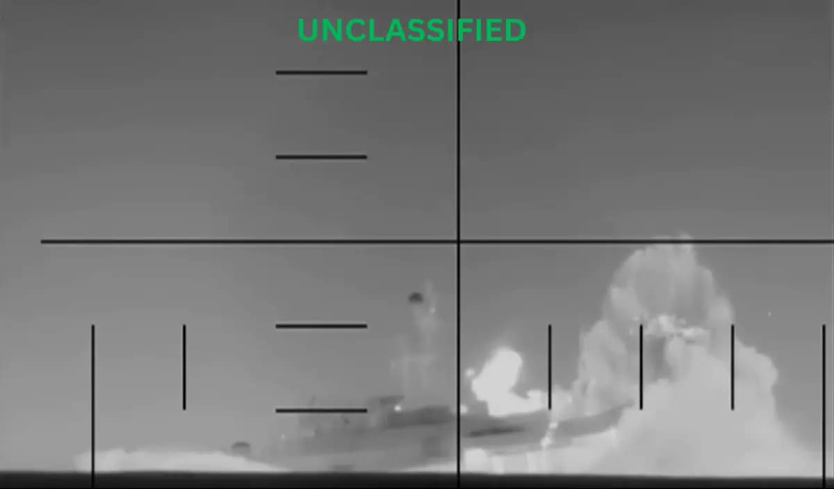 <em>Vista desde un submarino estadounidense no identificado tras un ataque a un buque de guerra iraní en el Océano Índico durante la Operación Furia Épica, publicada el 4 de marzo de 2026. (Oficina del Secretario de Guerra a través de DVIDS).</em>