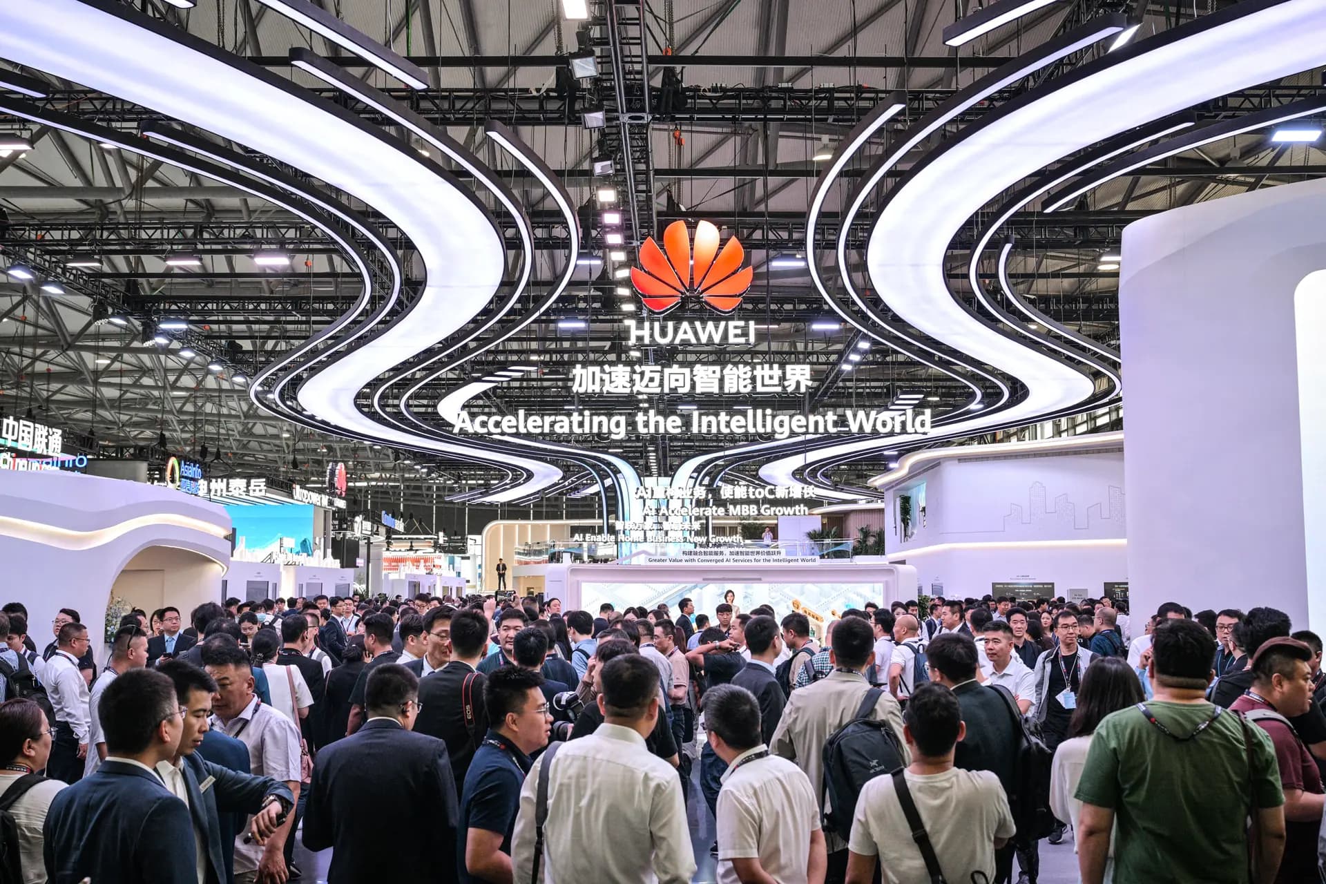 La gente visita el stand de Huawei durante el Congreso Mundial de Móviles en el Nuevo Centro Internacional de Exposiciones de Shanghái, el 18 de junio de 2025. (Héctor Retamal/AFP vía Getty Images)