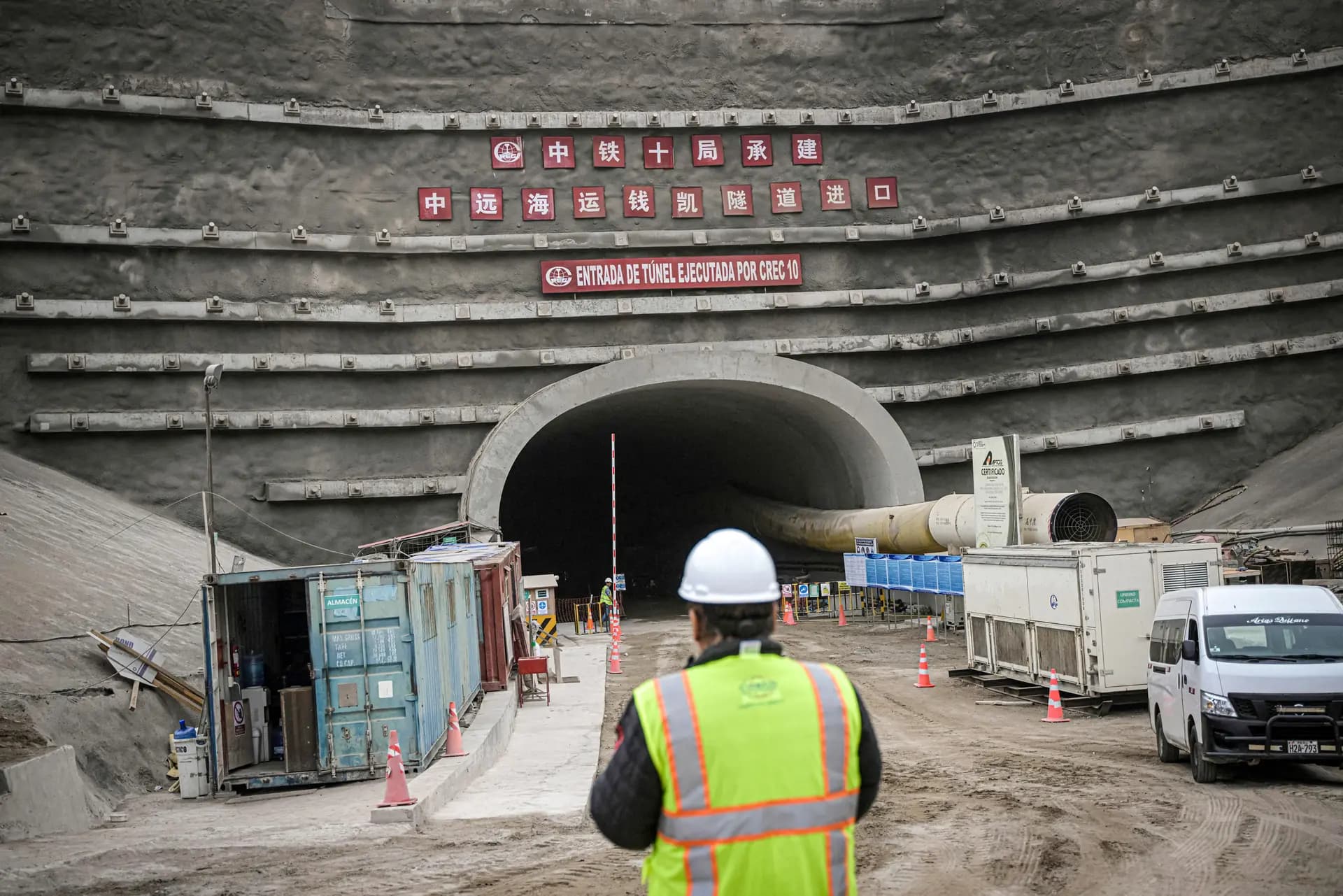 Un trabajador se encuentra cerca de la entrada de un túnel en el sitio donde la empresa china COSCO Shipping está construyendo un puerto en Chancay, a unos 77 kilómetros al norte de Lima, Perú, el 22 de agosto de 2023. (Ernesto Benavides/AFP vía Getty Images)