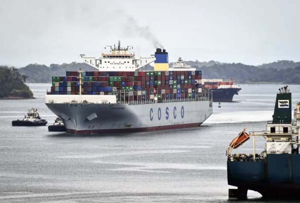 <em>El buque portacontenedores COSCO Development, registrado y navegando bajo la bandera de Hong Kong, con capacidad para más de 13,000 contenedores, se ve en las esclusas de Agua Clara en Colón, Panamá, a 56 millas de la Ciudad de Panamá, el 2 de mayo de 2017. (Rodrigo Arangua/AFP vía Getty Images)</em>