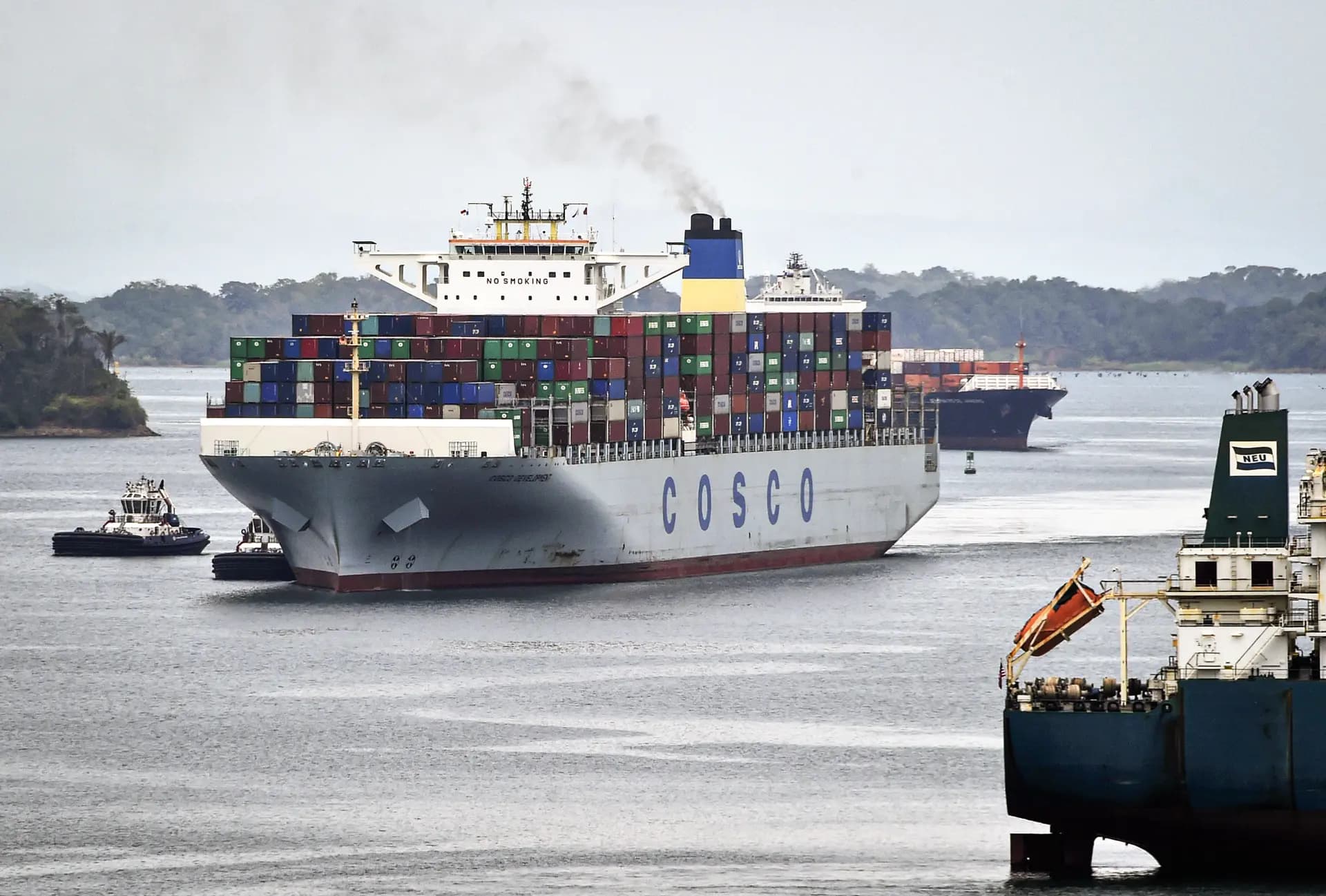 El buque portacontenedores COSCO Development, registrado y navegando bajo la bandera de Hong Kong, con capacidad para más de 13,000 contenedores, se ve en las esclusas de Agua Clara en Colón, Panamá, a 56 millas de la Ciudad de Panamá, el 2 de mayo de 2017. (Rodrigo Arangua/AFP vía Getty Images)