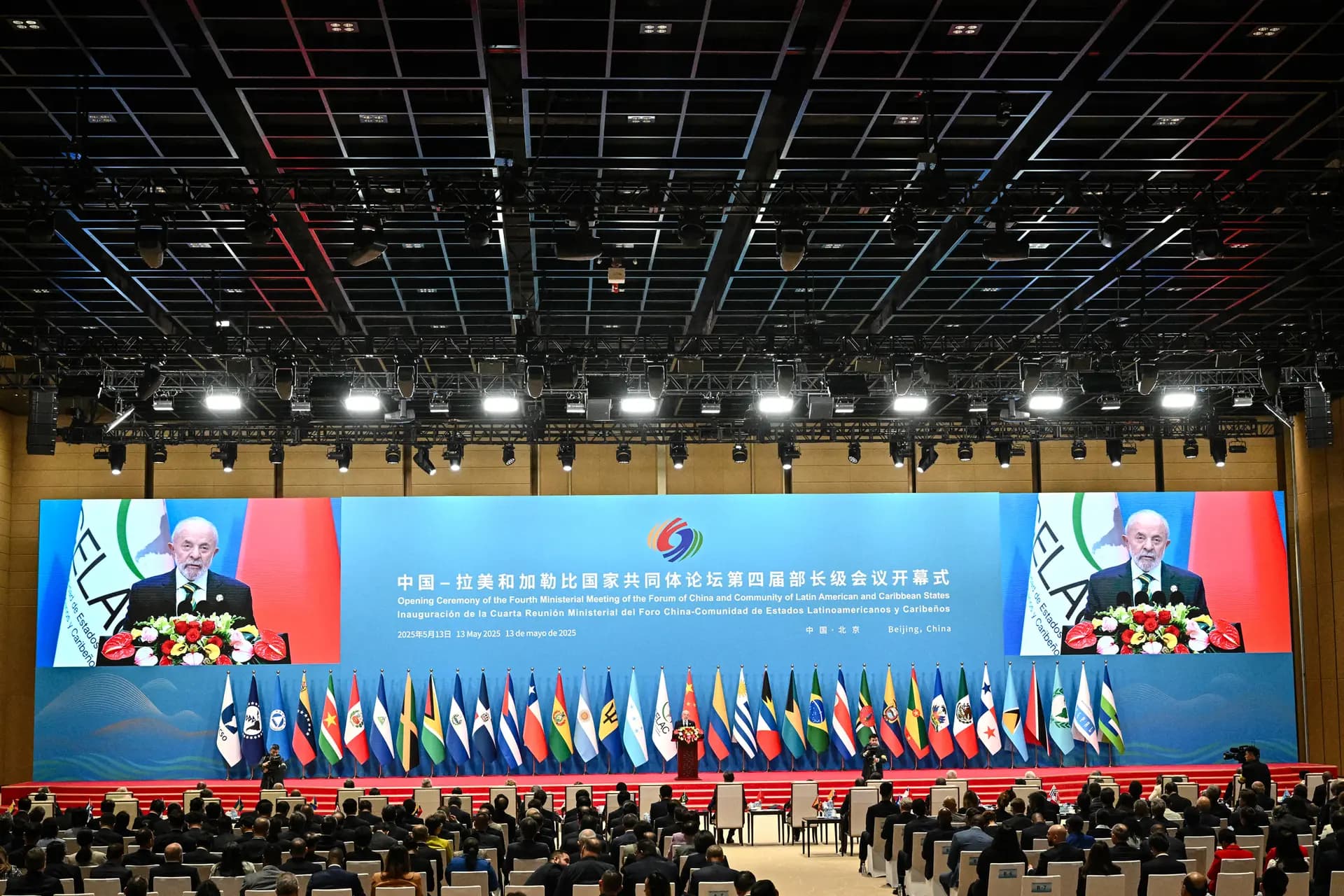 El presidente brasileño, Luiz Inácio Lula da Silva, habla durante la ceremonia de apertura de la Cuarta Reunión Ministerial del Foro de China y la Comunidad de Estados Latinoamericanos y Caribeños en Beijing el 13 de mayo de 2025. (Pedro Pardo/AFP vía Getty Images)