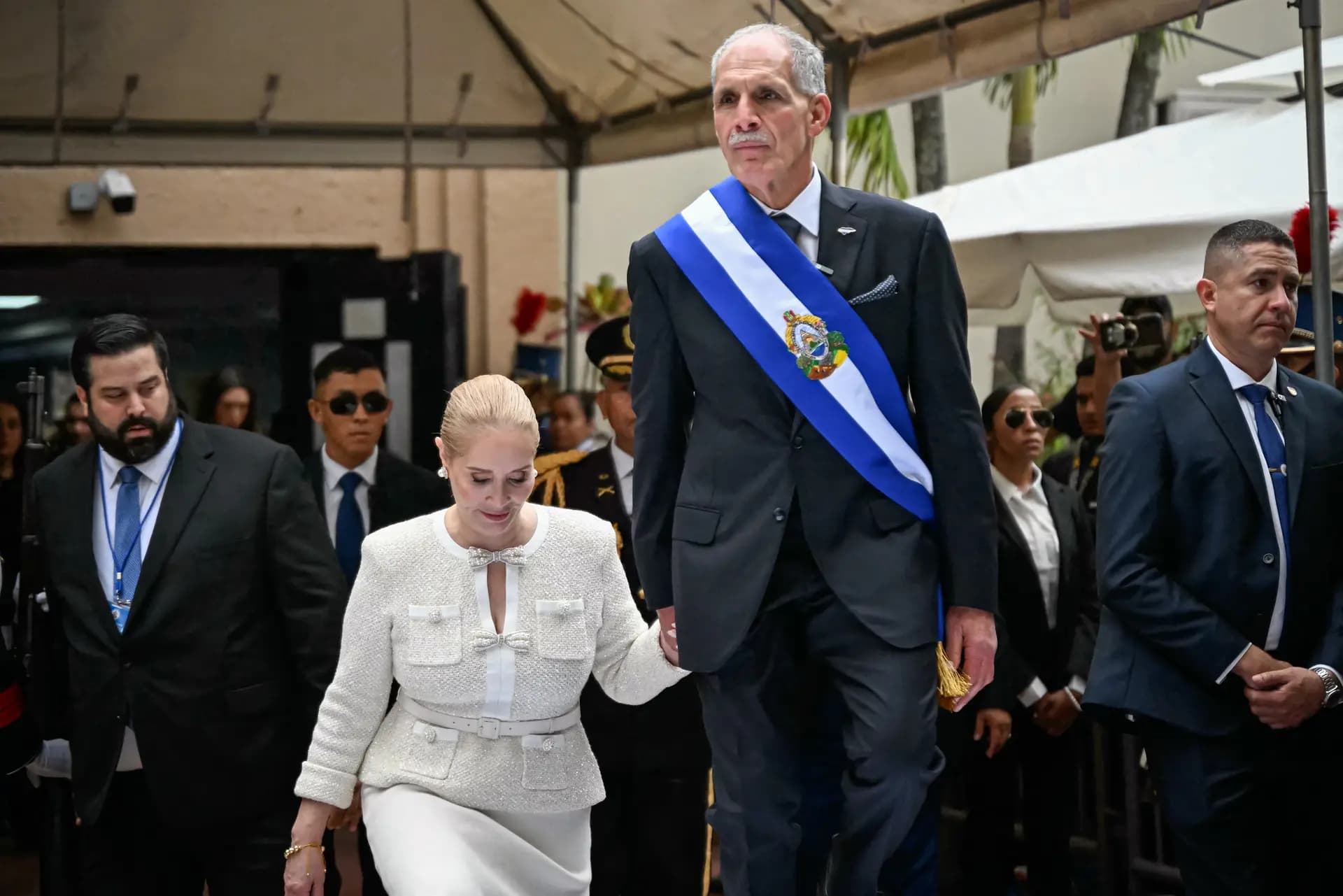 El presidente hondureño, Nasry Asfura, y su esposa, Lissette del Cid, suben a un escenario después de la ceremonia de inauguración en el Congreso de Honduras, en Tegucigalpa, Honduras, el 27 de enero de 2026. (Johan Ordóñez/AFP vía Getty Images)