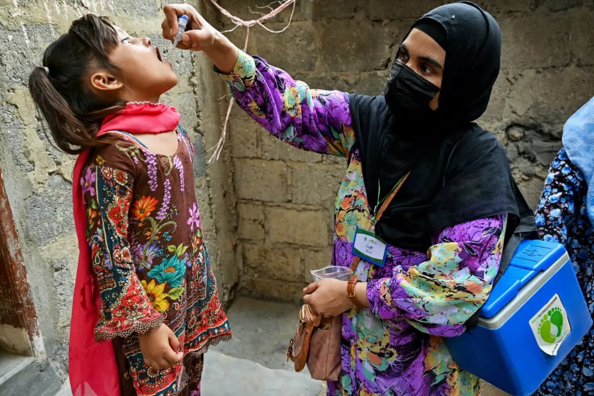 <em>Un trabajador sanitario administra gotas contra la polio a un niño para su vacunación durante el primer día de una campaña nacional de erradicación del virus de la polio de una semana de duración en Karachi, Pakistán, el 26 de mayo de 2025. (Asif Hassan/AFP vía Getty Images)</em>