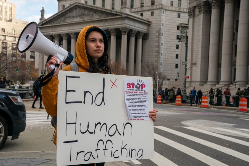 La gente se reúne para protestar contra la trata de personas en el juzgado federal Thurgood Marshall, donde se celebra el juicio contra Ghislaine Maxwell el 29 de noviembre de 2021 en la ciudad de Nueva York. (David Dee Delgado/Getty Images)
