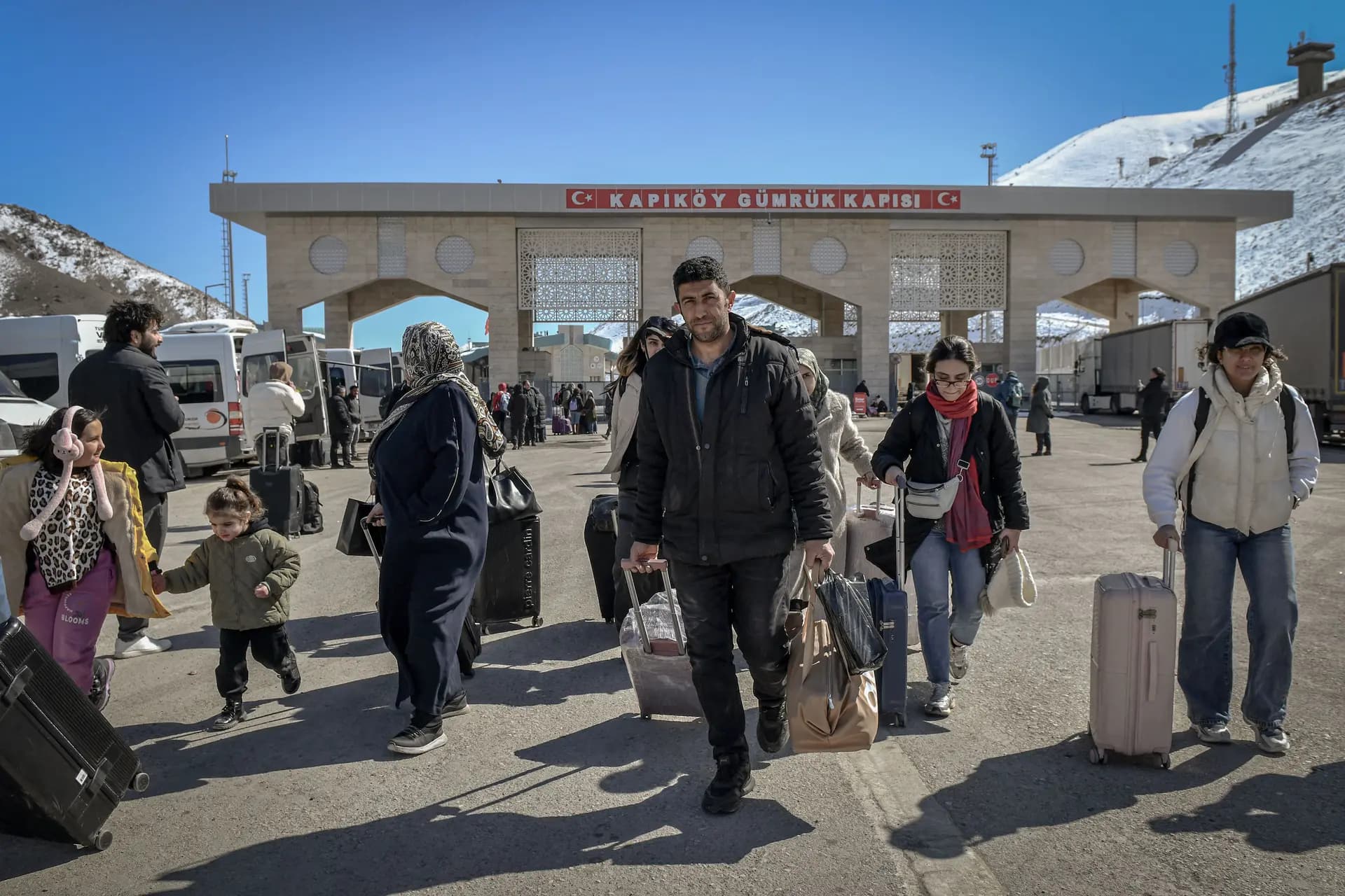 <em>Ciudadanos iraníes llegan a Turquía tras cruzar el paso fronterizo de Razi-Kapiköy en Van, al noreste de Turquía, el 3 de marzo de 2026. (Ali IHSAN OZTURK / AFP a través de Getty Images)</em>