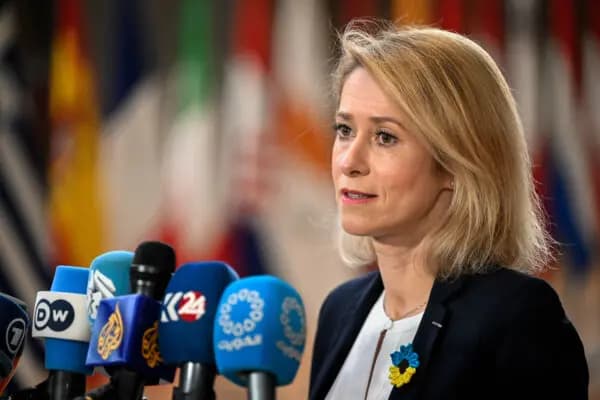 <em>La alta representante de la UE y vicepresidenta de Asuntos Exteriores y Política de Seguridad, Kaja Kallas, habla con la prensa a su llegada al Consejo de Asuntos Exteriores de la UE en Bruselas el 23 de febrero de 2026. (JOHN THYS / AFP a través de Getty Images)</em>