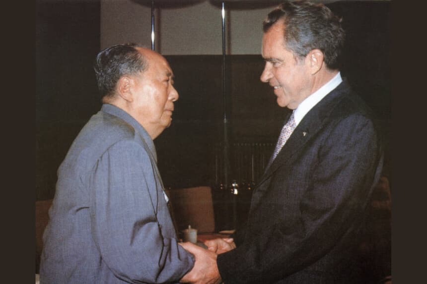 El líder chino Mao Zedong (izquierda) saluda al presidente estadounidense Richard Nixon en Beijing el 21 de febrero de 1972. (AFP vía Getty Images).