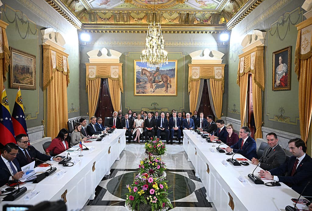 <em>La presidente interina de Venezuela, Delcy Rodríguez, y el secretario del Interior de EE. UU., Doug Burgum, asisten a una reunión en compańia de empresarios privados del sector de minería, en el Palacio Presidencial de Miraflores, en Caracas, el 4 de marzo de 2026. (Federico PARRA / AFP vía Getty Images)</em>