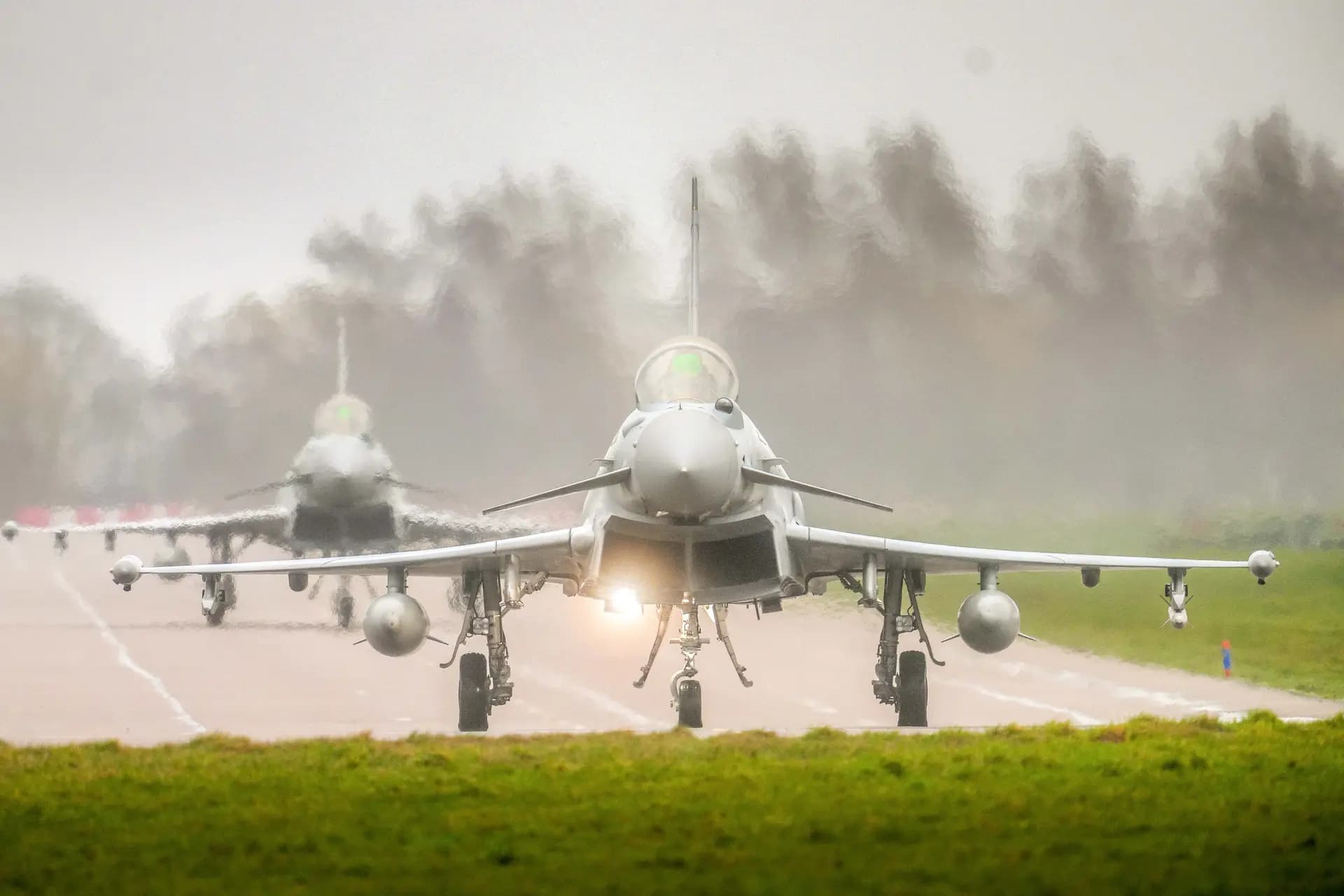 <em>Un Eurofighter Typhoon de la Royal Air Force rueda por la pista para despegar en una salida desde la base aérea RAF Coningsby, en Coningsby, Inglaterra, el 19 de febrero de 2026. (Christopher Furlong/Getty Images)</em>