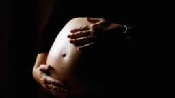 Bajan las muertes de mujeres durante o poco después del parto en 2024, según los CDC