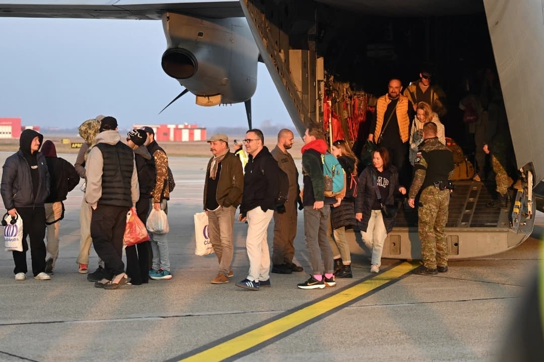 <em>Personas desembarcan de un avión militar al llegar a Eslovaquia tras ser evacuadas de Oriente Medio, el 3 de marzo de 2026. (Martin Baumann/TASR vía AP)</em>