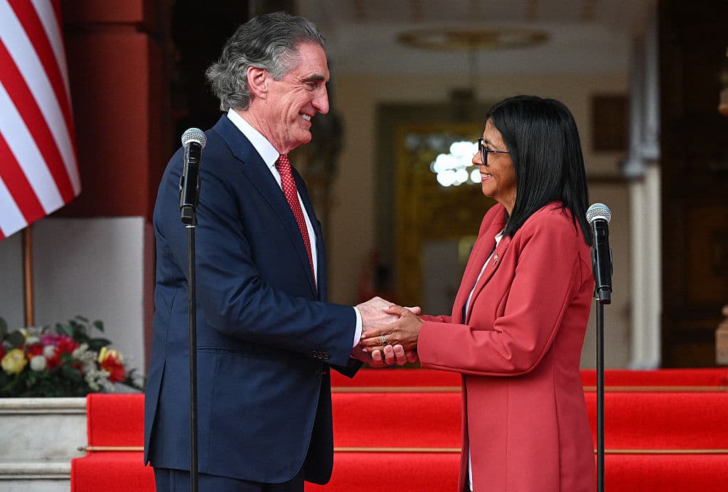 <em>La presidente interina de Venezuela, Delcy Rodríguez, estrecha la mano del secretario del Interior de EE. UU., Doug Burgum, tras su reunión en el Palacio Presidencial de Miraflores, en Caracas, el 4 de marzo de 2026. (Federico PARRA / AFP a través de Getty Images)</em>