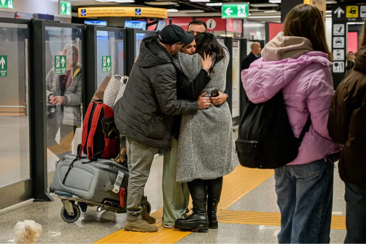 Pasajeros llegan desde Abu Dabi al aeropuerto de Fiumicino, en Roma, Italia, el 3 de marzo de 2026. (Valentina Stefanelli/LaPresse vía AP).