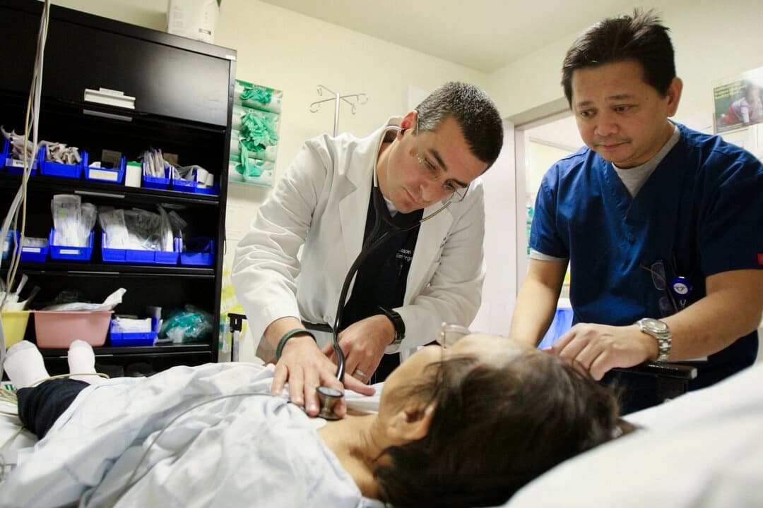 Un médico y una enfermera de urgencias atienden a un paciente en el Hospital Comunitario Mission en Panorama City, California, el 28 de enero de 2009. (David McNew/Getty Images)