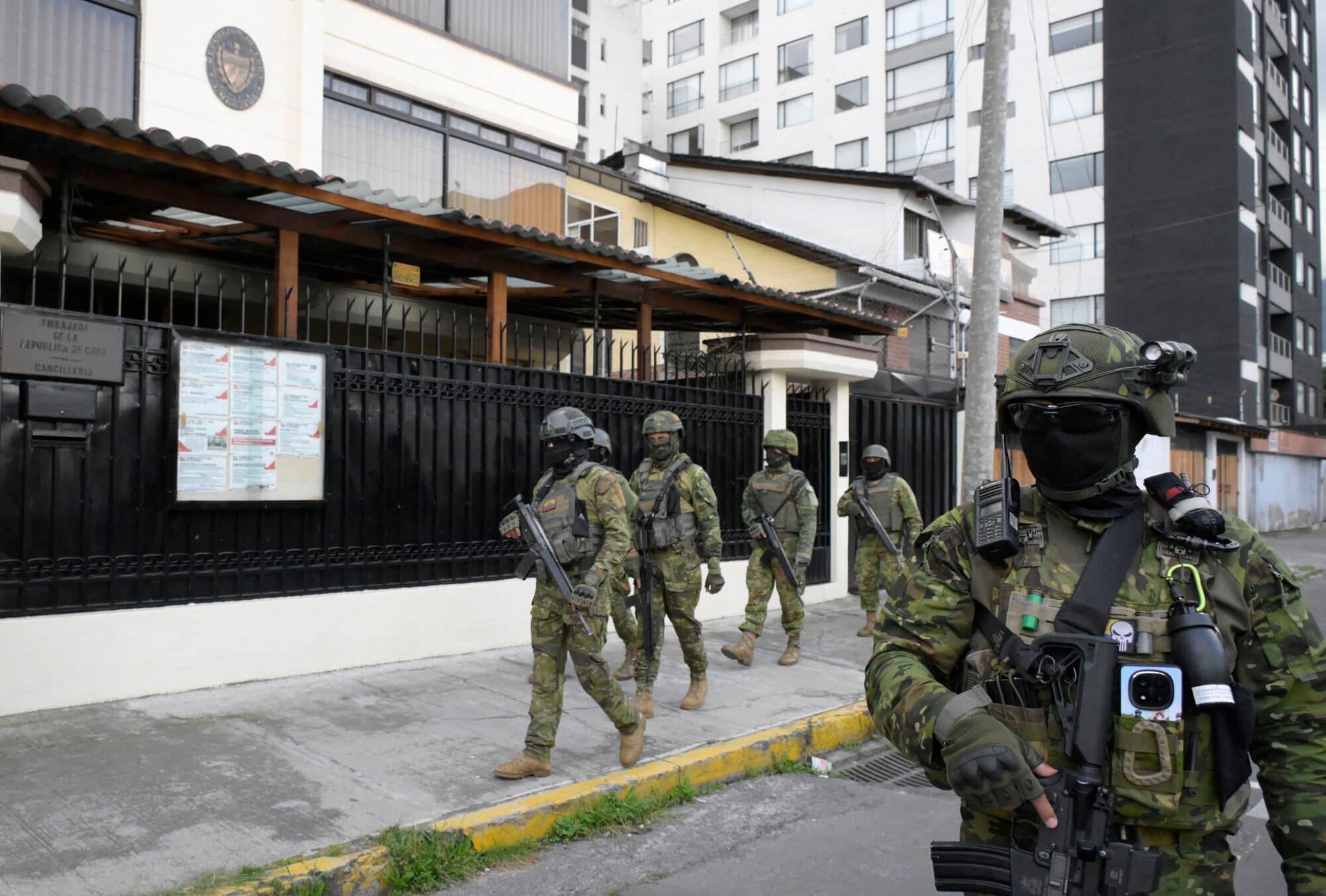 <em>Miembros del ejército ecuatoriano patrullan frente a la embajada cubana en Quito el 4 de marzo de 2026. (Rodrigo BUENDIA / AFP vía Getty Images)</em>