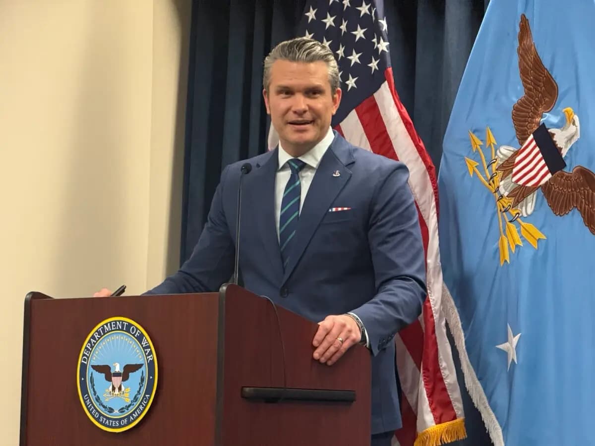 <em>El secretario de Guerra, Pete Hegseth, habla en una conferencia de prensa en la sede del CENTCOM en la Base Aérea MacDill en Tampa, Florida, el 5 de marzo de 2024. (TJ Muscaro/The Epoch Times)</em>