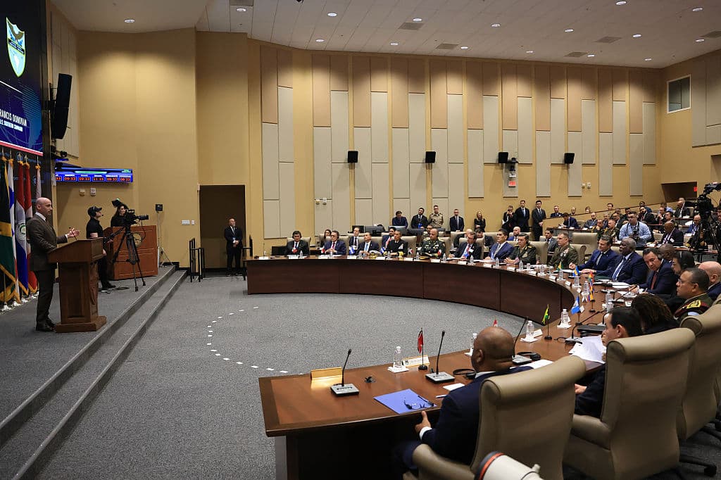 <em>Stephen Miller, asesor de Seguridad Nacional y subdirector de la Casa Blanca, habla durante el inicio de la Conferencia Americana contra los Cárteles, en la sede del Comando Sur de los Estados Unidos el 5 de marzo de 2026 en Doral, Florida. (Joe Raedle/Getty Images)</em>