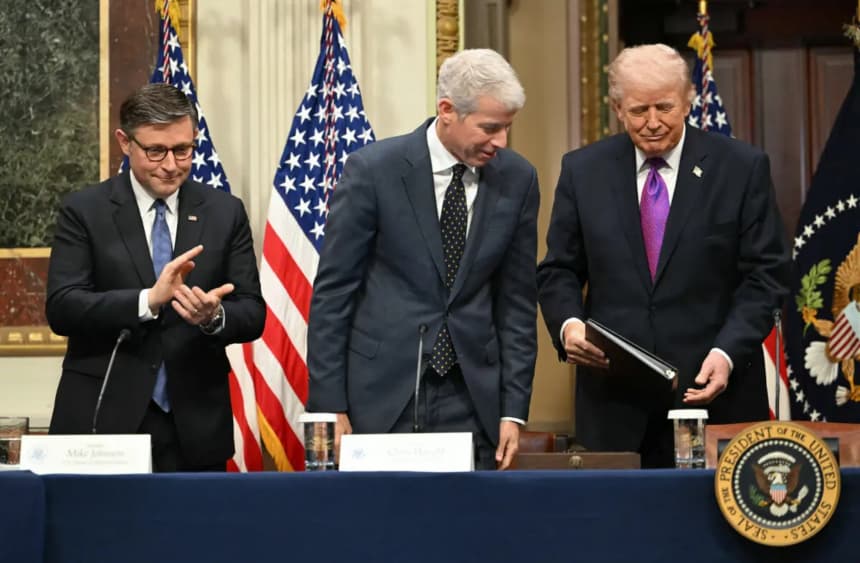 (De izquierda a derecha) El presidente de la Cámara de Representantes, Mike Johnson, el secretario de Energía, Chris Wright, y el presidente Donald Trump en el edificio ejecutivo Eisenhower, en el recinto de la Casa Blanca, el 4 de marzo de 2026. (Andrew Caballero-Reynolds/AFP a través de Getty Images)