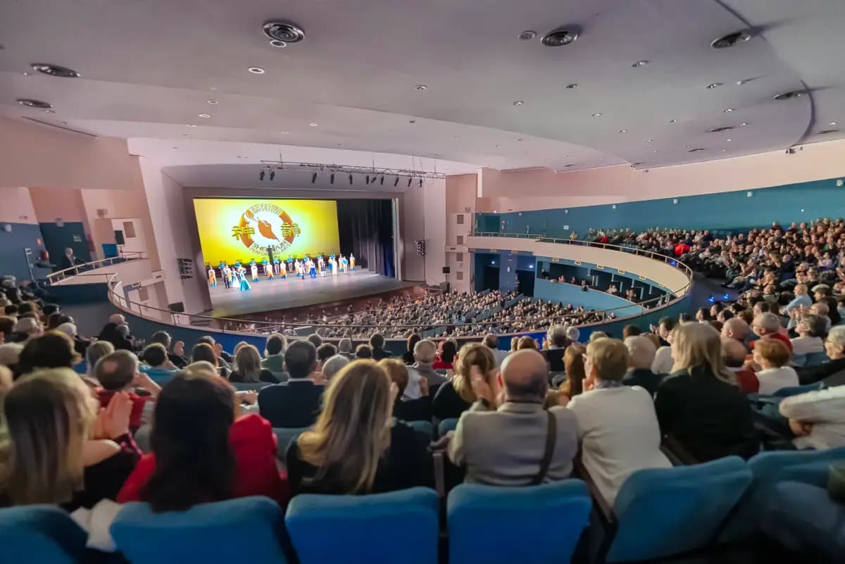 <em>El 20 de febrero de 2026, Shen Yun Performing Arts celebró su primera función de la temporada 2026 en Avellino, Italia, en el Teatro Carlo Gesualdo. (Leo Botnarenko/The Epoch Times).</em>