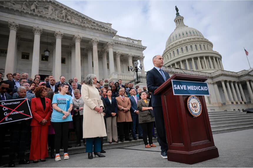 El líder de la minoría de la Cámara de Representantes, Hakeem Jeffries (D-N.Y.), acompañado por sus compañeros demócratas, habla en contra del proyecto de ley de presupuesto republicano afuera del Capitolio de Estados Unidos el 25 de febrero de 2025. Los demócratas generalmente están a favor de una mayor intervención gubernamental en forma de regulación y subsidios con el objetivo de garantizar el acceso a los servicios de atención médica para todos. (Chip Somodevilla/Getty Images)