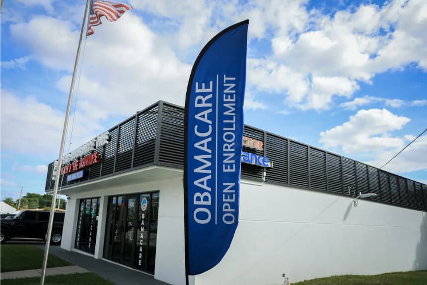 Un cartel de Obamacare se encuentra frente a una agencia de seguros en Miami el 12 de noviembre de 2025. En 2025, más de 24 millones de personas estaban aseguradas a través del programa. (Joe Raedle/Getty Images)