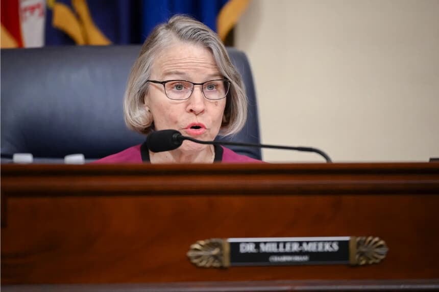 La presidenta del subcomité, la representante Mariannette Miller-Meeks (republicana de Iowa), habla durante una audiencia del comité de la Cámara de Representantes en Washington el 15 de febrero de 2024. Miller-Meeks presentó un proyecto de ley de atención médica en 2025 que incluía fondos para reducciones de costos compartidos. (Mandel Ngan/AFP vía Getty Images)