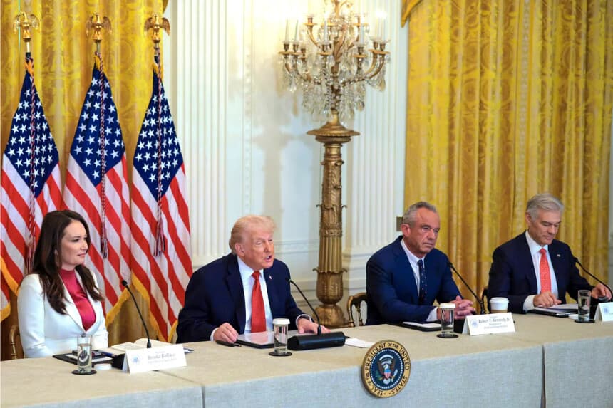 El presidente Donald Trump habla durante la ‘Gran Mesa Redonda sobre Inversión Histórica en Salud Rural’ en la Casa Blanca el 16 de enero de 2026. Los republicanos generalmente están a favor de la desregulación y otras reformas del mercado que creen que aumentarán la competencia y reducirán los precios. (Chip Somodevilla/Getty Images)